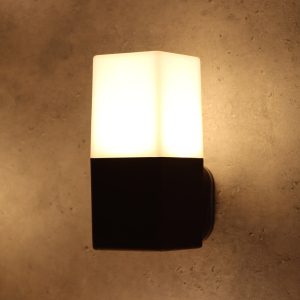 چراغ دیواری مکعب موازی زمرد نور